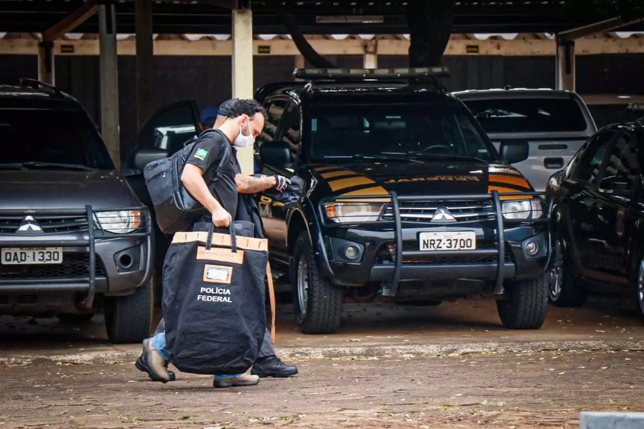 Na sede da PF, policiais chegam com malotes - Foto: Henrique Kawaminami